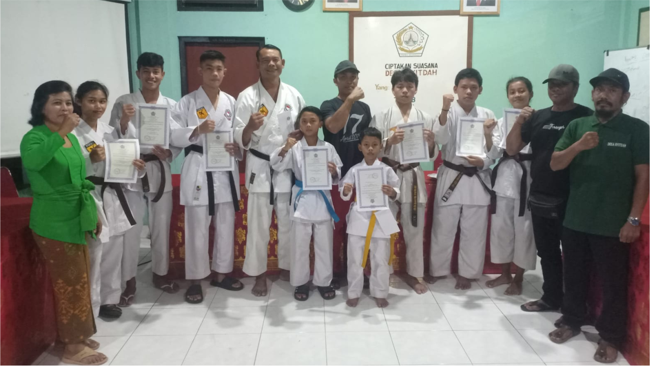 Penyerahan Piagam Penghargaan di Desa